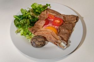 Galette de sarrasin : gruyère, jambon de Bayonne, oeuf et tomates