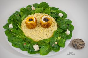 Ecrasé de pommes de terre à la truffe, mâche et oeufs mollets frits à la truffe.