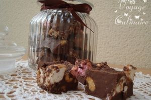 Fudge aux cacahuètes grillées et dés de guimauve