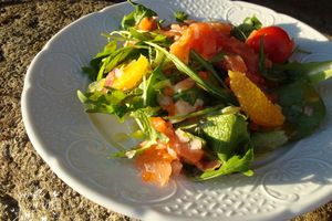 Salade à la truite fumée, agrumes et vinaigrette passion