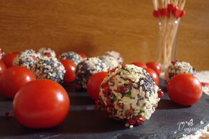 Billes de tomates cerises au chèvre, sésame et baies roses