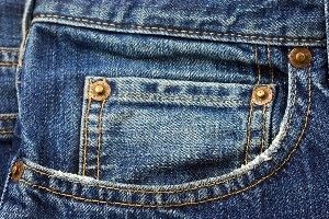 La cigarette électronique et les poches de pantalon