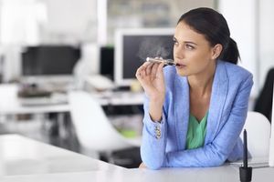 La cigarette électronique bientôt interdite au travail