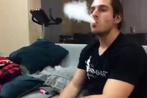 Vidéos - Il attrape à mains nues la fumée d'un vapoteur !