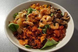 Salade de légumes et crevettes