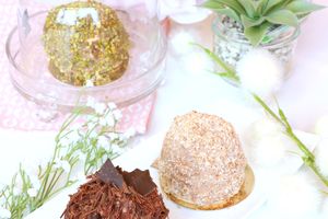 | Le Merveilleux au chocolat | aux copeaux de chocolat, noix de coco et pistaches concassées