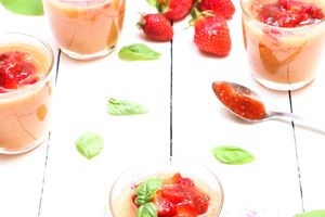 | Soupe froide de tomates, basilic et fraises |