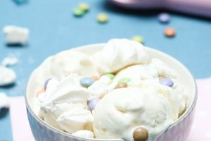 Crème glacée aux Smarties et meringues