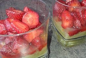 Verrines de fraises au sucre sur lit de compote de rhubarbe vanillée