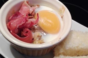 Oeufs cocotte aux girolles et serrano