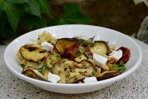 Salade de pâtes aux aubergines grillées, tomates confites et fromage de chèvre