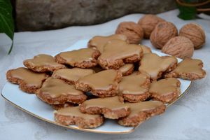 Biscuits Suisses aux noix – Baumnuss-Guetzli