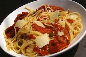 Spaghetti aux tomates, câpres et origan