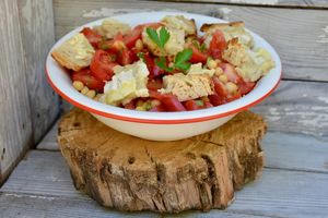 Salade pois chiches, tomates, persil, toast de chèvre