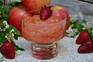 Compote pommes - fraises - rhubarbe