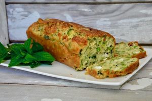 Cake aux courgettes, petits pois, feta à la menthe