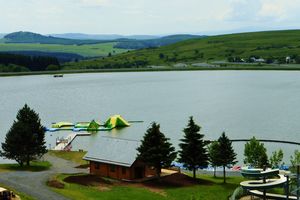 BASE NAUTIQUE DE SUPER BESSE : LE LAC DES HERMINES