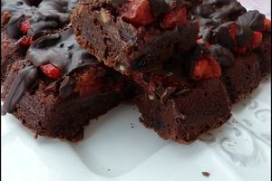 Brownies aux noix de cajou, crandberries et fraises