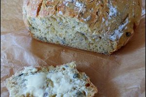 Pain au levain, farine de blé & d'épeautre, mélange de graines