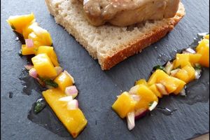 Escalopes de foie gras d'oie Feyel et sa salsa mangue, coriandre & oignon rouge