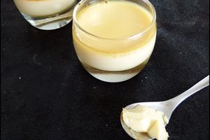 Crèmes aux œufs à la vanille sur lit de caramel