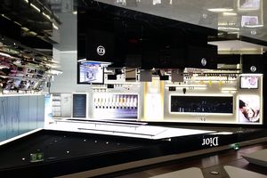 Christian Dior ouvre un ''atelier'' de services parfums et beauté à Parly 2.