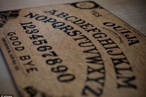 3 américains transportés à l’hôpital après avoir joué à la planche Ouija