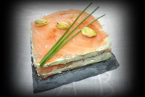 Mille-feuille de saumon, avocat, fromage frais & pistache
