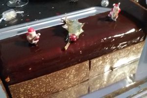 Bûche chocolat insert caramel et croustillant praliné