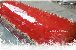 Bûche mousse vanillée, insert crémeux framboises sur biscuit pain de Gênes à la tonka