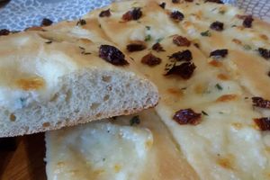 Fougasse aux tomates séchées et mozzarella