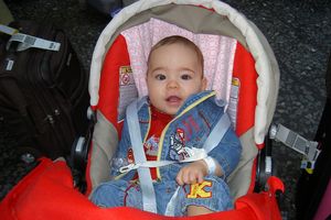 Sicherheit des Babies beim Reisen und Fliegen