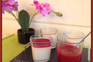 Yaourts sucrés et coulis de framboise