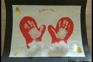 Gants de Père-Noël avec empreintes de mains.