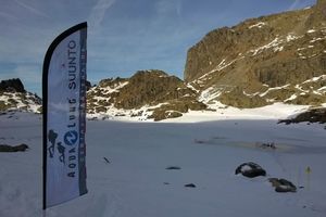 Lili fait de la plongée sous glace