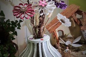 Mon vase blanc et ses fleurs, le tout en carton !