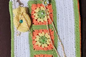 Sac au crochet et sa pochette assortie.