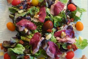 Salade composée au magret d'oie séché