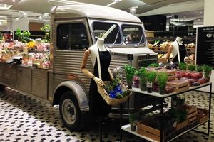 De + en + de véhicules "icônes" dans les Magasins