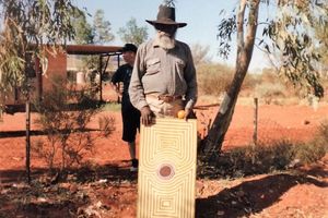 Portrait : Mick Namarari Tjapaljarri
