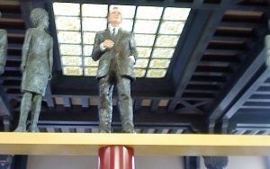 Gare de Metz - Hall "Jean Moulin" - Sculpture mémorielle - de Stephan Balkenhol.