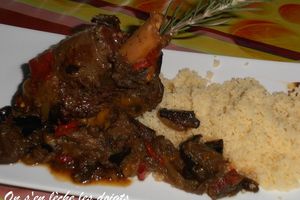 Souris d'agneau confites aux légumes du soleil pour le repas de Pâques.