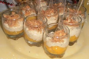 Recette de verrines salées: pêches au thon et oignons frits