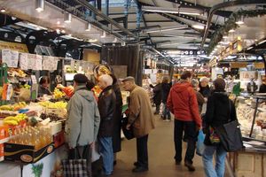 Des fruits et légumes bio au marché couvert