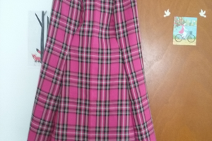 Une robe en tissu écossais