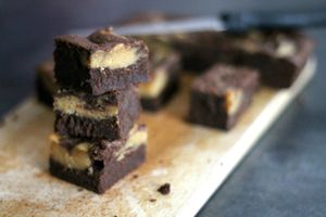 Brownies et cheesecake au beurre de cacahuète dans un seul gâteau