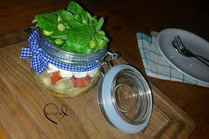 Salade Jar : farfalles tomate-basilic mâche et féta agrémentée de petits pois-wasabi