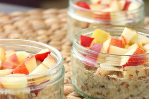 Dessert cru et sain aux nectarines blanches sur base de crème croquante amandes et dattes