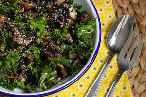 Salade de kale et champignons bruns, sauce au tamari