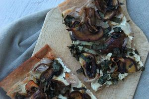 Pizza blanche aux champignons bruns et à l'ail des ours